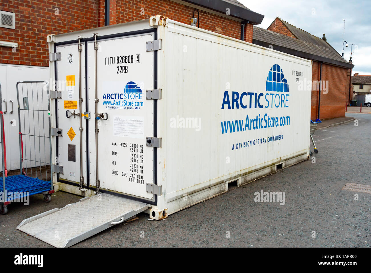 Magasin de l'Arctique des conteneurs de stockage à froid pour l'alimentation derrière un supermarché au Royaume-Uni. Banque D'Images