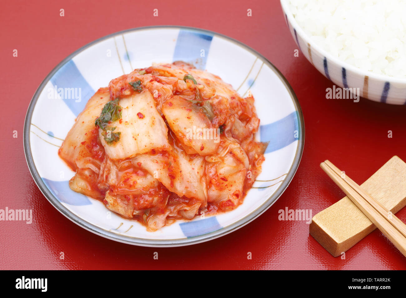 Le kimchi (Korean Food) close up sur fond rouge Banque D'Images