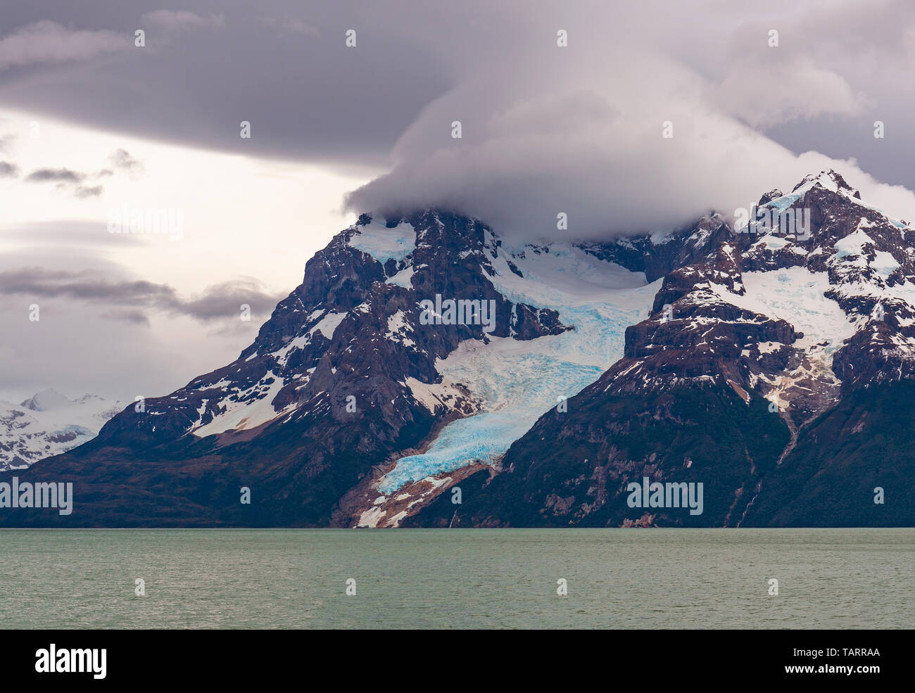 La montagne et glacier Balmaceda Balmaceda à l'intérieur du Parc National Bernardo O'Higgins par le dernier espoir de son ou fjord, Puerto Natales, en Patagonie, au Chili. Banque D'Images