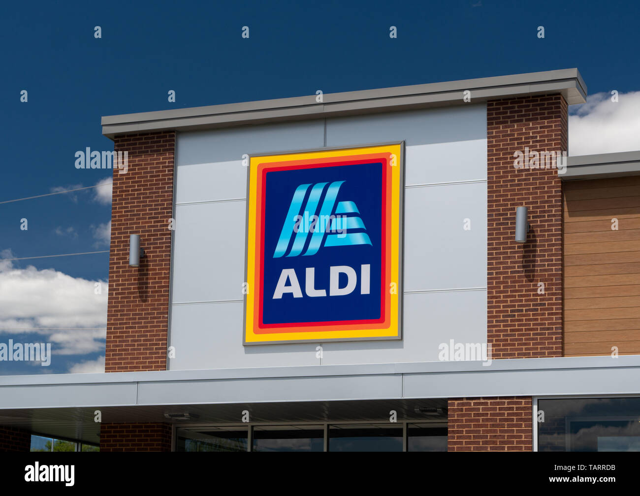 RIVER FALLS, WI/USA - Mai 26, 2019 : Aldi magasin d'inscription. Aldi est est une chaîne de supermarchés discount mondial basé en Allemagne. Banque D'Images