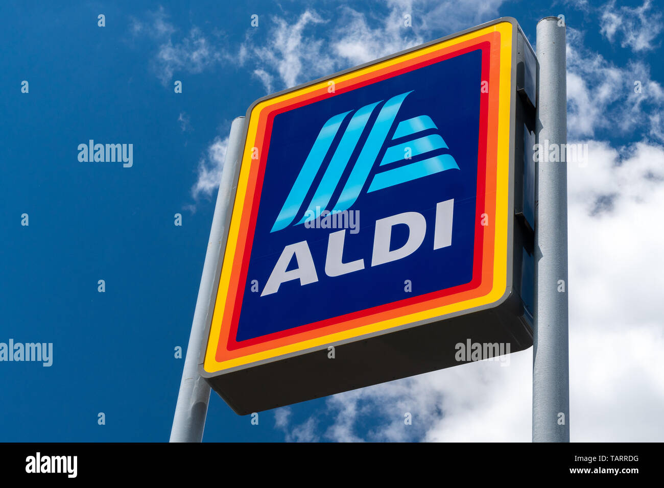 RIVER FALLS, WI/USA - Mai 26, 2019 : Aldi magasin d'inscription. Aldi est est une chaîne de supermarchés discount mondial basé en Allemagne. Banque D'Images