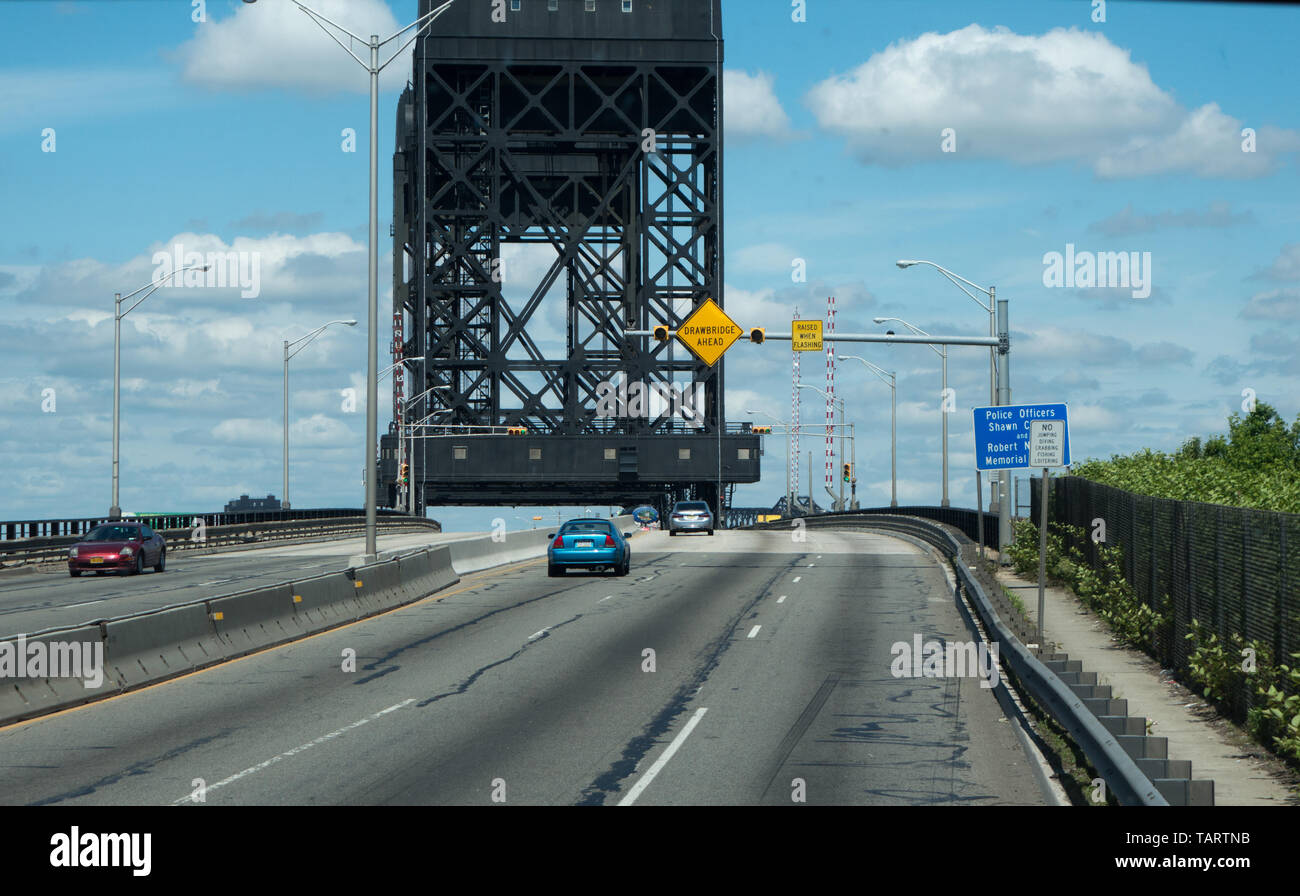 La Lincoln Highway Hackensack River Bridge est un pont élévateur vertical des véhicules traversant la rivière Hackensack dans le New Jersey, USA Banque D'Images