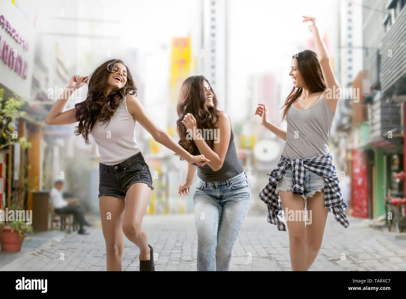 Les amis de la danse sur la rue s'amusant Banque D'Images