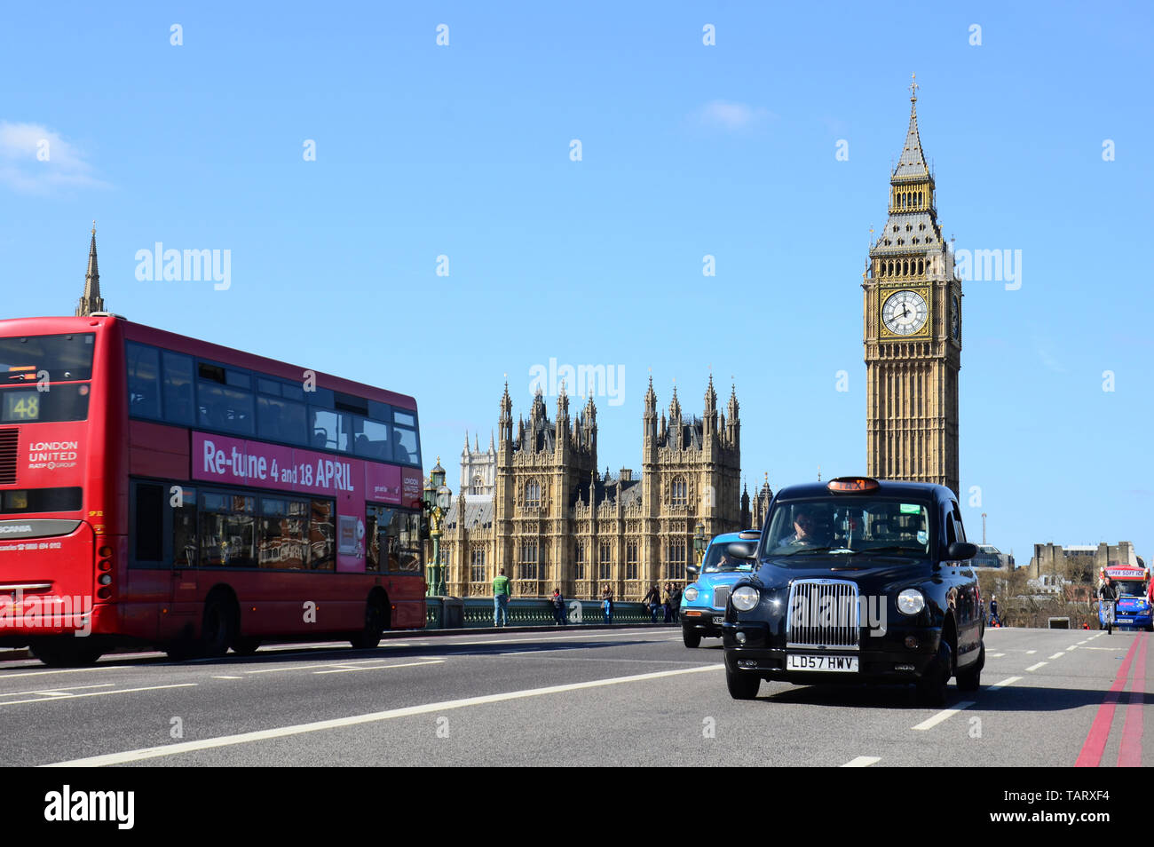 Un bus de Londres et d'un traditionnel taxi noir traverser le Westminster Bridge en face de Big Ben Londres Angleterre Banque D'Images