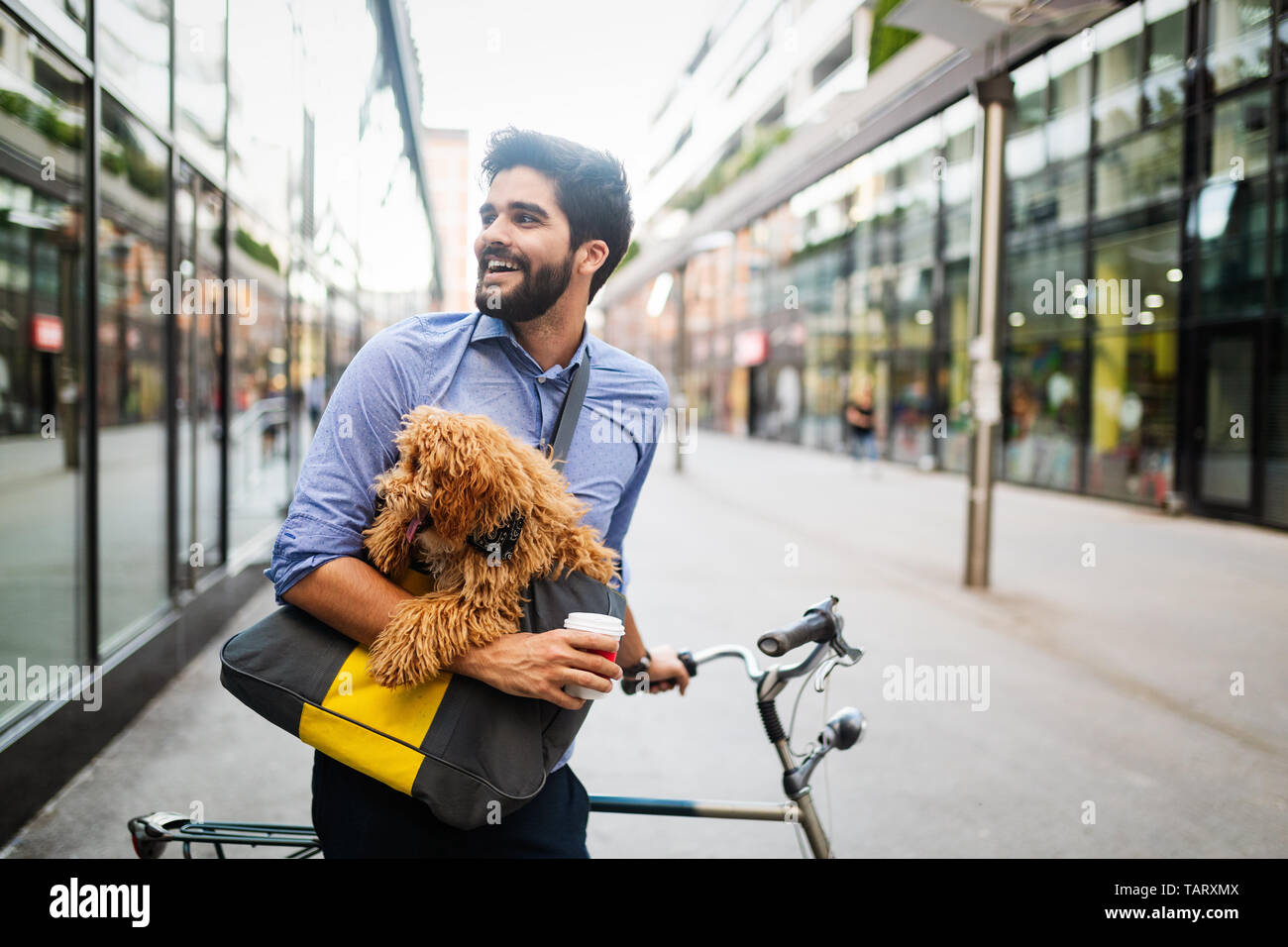 Beau jeune businessman walking avec son beau chien. Banque D'Images