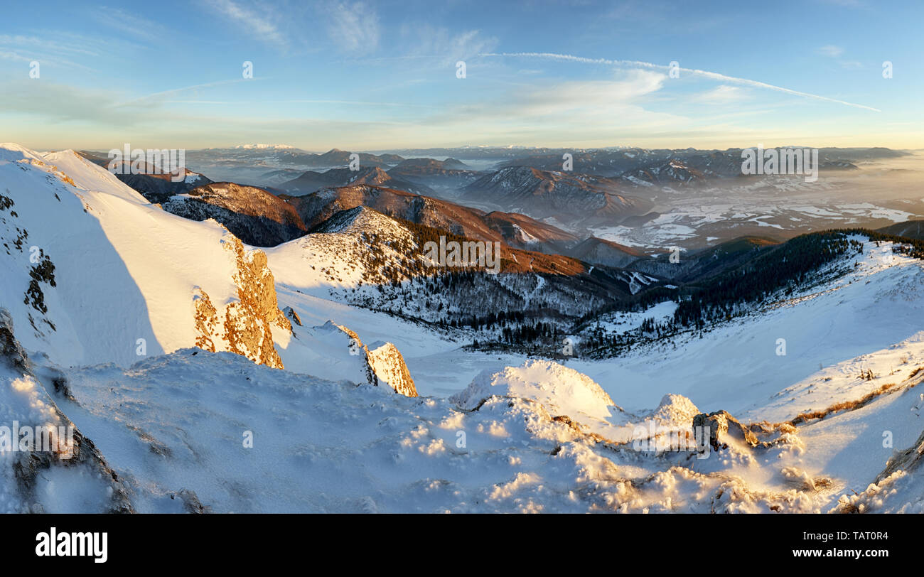 Coucher du soleil en hiver à la montagne Banque D'Images
