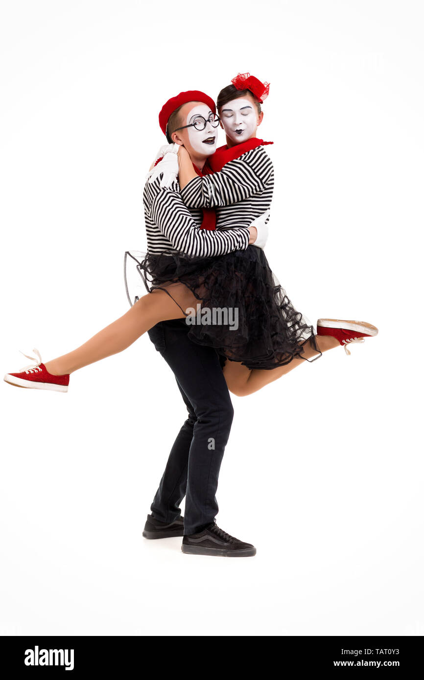 Smiling mimes en chemises à rayures. Homme et femme dansant isolé sur fond blanc Banque D'Images