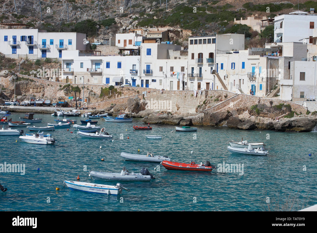 Bateaux à l'île de Levanzo. Sicile, Italie Banque D'Images