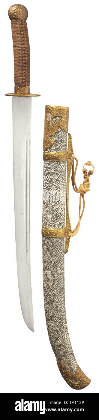 Un Chinois dao, 19e siècle, légèrement courbé avec lame fullers double des deux côtés. Plaque de protection percé Ornamentally, la poignée avec range-cordon et pommeau en laiton ovale. Fourreau en bois recouvert de peau Ray avec mobilier en laiton percé ornamentally de soulagement. (Ci-joint) lanyard légèrement usés. Longueur 76,5 cm. La Chine, le chinois, l'historique, historique du 19e siècle, Additional-Rights Clearance-Info-Not-Available- Banque D'Images