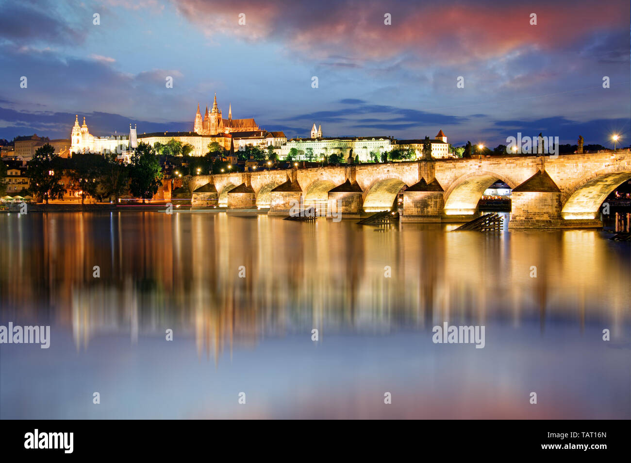 Le château de Prague et le pont Charles, la nuit Banque D'Images