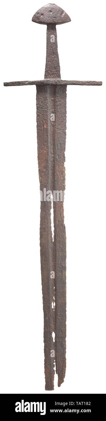 Une épée chevaleresque de l'Europe du Sud, 11e siècle, large, couteau à double lame avec des deux côtés de fullers, raccourcie au point, avec l'inscription 'O S O' sur un côté. Tout droit de la garde de l'élargissement aux extrémités et légèrement renforcé languet. Les Tang conique aplati en forme de pagode avec pommeau. Nettoyé et conservé en état. Longueur de 66 cm. épée, épées, armes, d'armes, l'arme, le bras, appareil de combat, militaire, militaria, objet, objets, alambics, clipping, coupures, cut out, cut-out, cut-outs, arme de mêlée, armes de mêlée, métal, historique, historique, Additional-Rights Clearance-Info-Not-Available- Banque D'Images