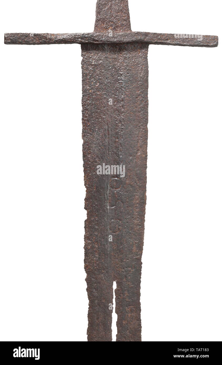 Une épée chevaleresque de l'Europe du Sud, 11e siècle, large, couteau à double lame avec des deux côtés de fullers, raccourcie au point, avec l'inscription 'O S O' sur un côté. Tout droit de la garde de l'élargissement aux extrémités et légèrement renforcé languet. Les Tang conique aplati en forme de pagode avec pommeau. Nettoyé et conservé en état. Longueur de 66 cm. épée, épées, armes, d'armes, l'arme, le bras, appareil de combat, militaire, militaria, objet, objets, alambics, clipping, coupures, cut out, cut-out, cut-outs, arme de mêlée, armes de mêlée, métal, historique, historique, Additional-Rights Clearance-Info-Not-Available- Banque D'Images