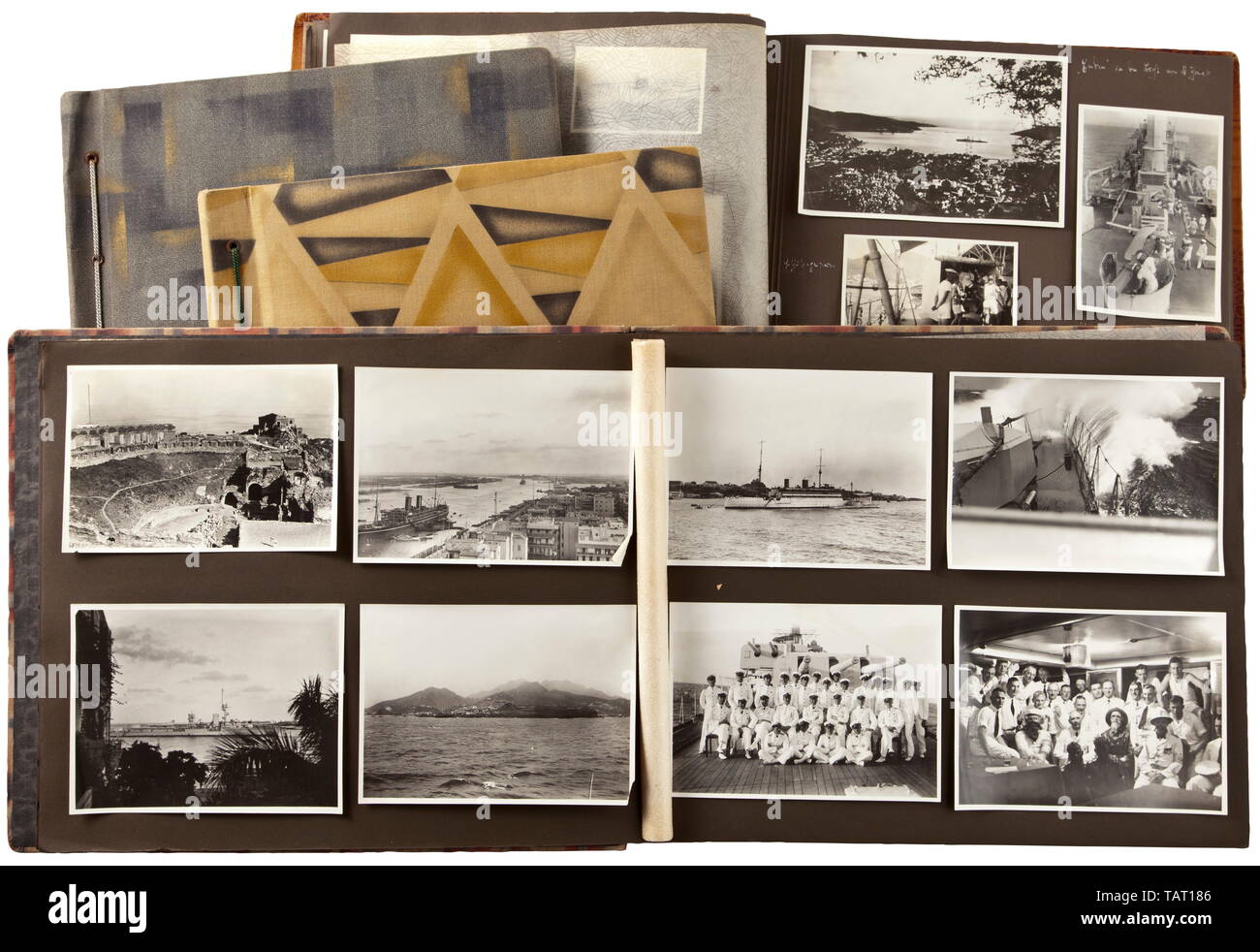 Une succession de Gero Zimmermann (1910 - 1941) - commandant de l'U-401, l'attribution des documents, inscrit l'album photo des objets et de l'histoire navale. Bourse document pour la Croix-Rouge espagnole dans l'argent avec des épées, publié le 6 juin 1939 à (capitaine de corvette) Kapitänleutnant Gero Zimmermann à Berlin, avec fac-similé de signature de A. Hitler. En outre, un document f 20e siècle, Editorial-Use-seulement Banque D'Images