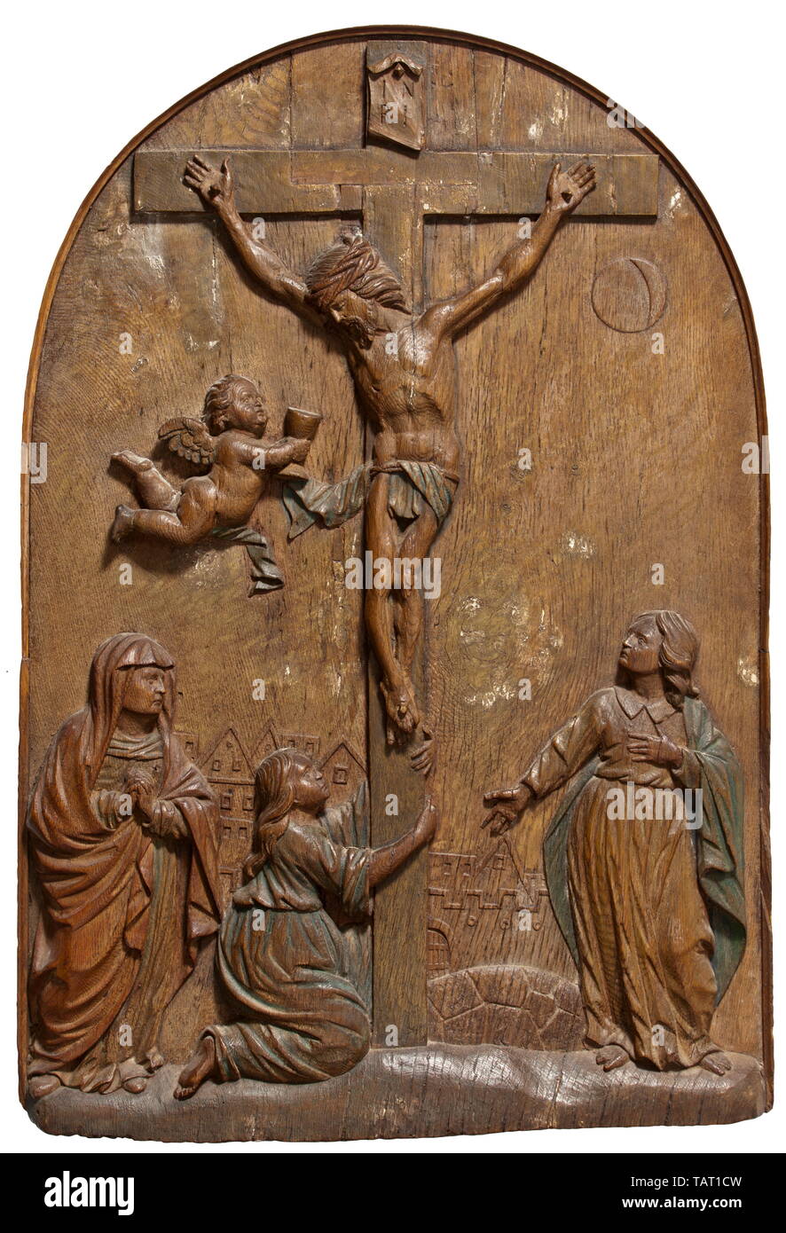 Une plaque de Secours allemand représentant la 'Crucifixion du Christ', 17ème siècle, la plaque rectangulaire chêne sculpté dans une seule pièce, le bord supérieur dans un arc arrondi forme. L'inscription du Christ crucifié, à gauche un putto tenant un calice, la lune décroissante vers la droite. Marie Madeleine à genoux au pied de la croix, entouré de Marie et Jean. La plaque dans un étroit cadre moulé, un vieux ailleurs sur le bord supérieur. À l'arrière, une vieille facture datée du 1989 d'un marchand d'art viennois, se référant à la plaque comme un travail du Tyrol du Sud et le décrivant comme Additional-Rights Clearance-Info, pa--Not-Available Banque D'Images