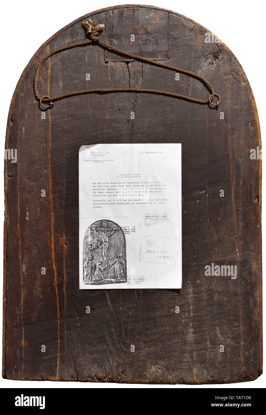 Une plaque de Secours allemand représentant la 'Crucifixion du Christ', 17ème siècle, la plaque rectangulaire chêne sculpté dans une seule pièce, le bord supérieur dans un arc arrondi forme. L'inscription du Christ crucifié, à gauche un putto tenant un calice, la lune décroissante vers la droite. Marie Madeleine à genoux au pied de la croix, entouré de Marie et Jean. La plaque dans un étroit cadre moulé, un vieux ailleurs sur le bord supérieur. À l'arrière, une vieille facture datée du 1989 d'un marchand d'art viennois, se référant à la plaque comme un travail du Tyrol du Sud et le décrivant comme Additional-Rights Clearance-Info, pa--Not-Available Banque D'Images