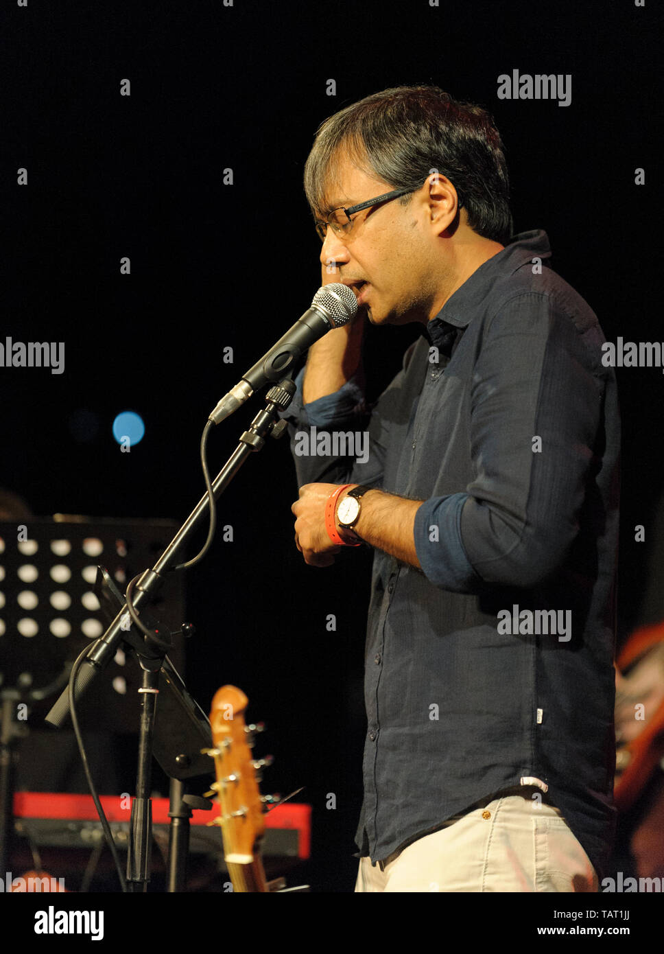 Auteur Anglais Indien et universitaire, Amit Chaudhuri au Cheltenham Literature Festival, Octobre 10, 2014 Banque D'Images
