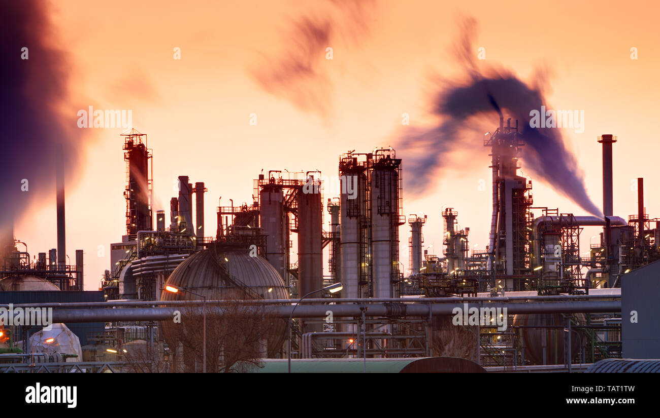 Industrie - L'usine de raffinerie de pétrole Banque D'Images