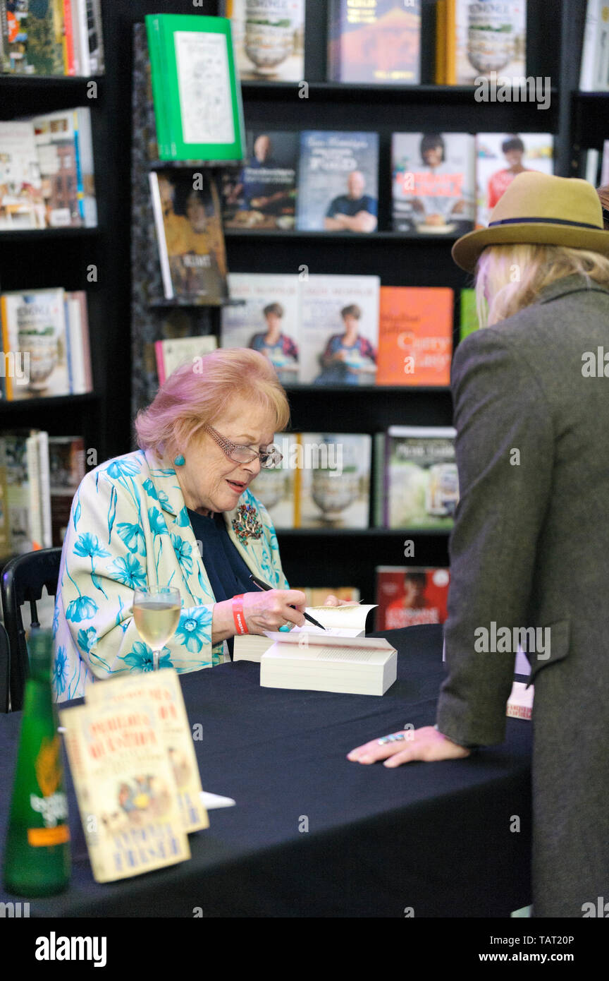 Lady Antonia Fraser, auteur de l'histoire, des romans, des biographies et detective fiction livre signant au Cheltenham Literature Festival, 2014 Banque D'Images