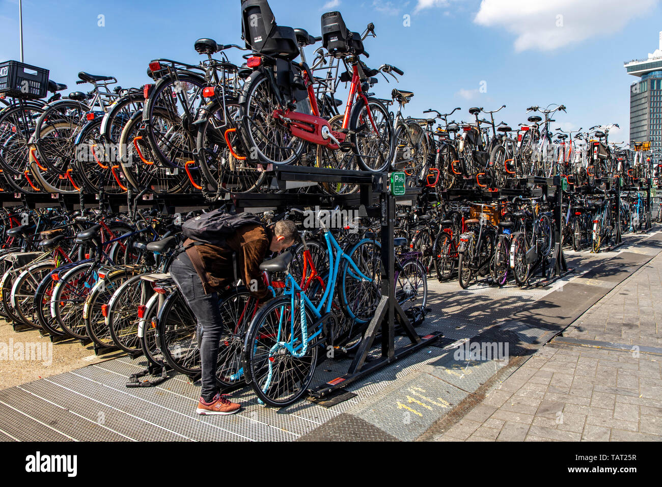 Bicycle parking garage Banque de photographies et d'images à haute  résolution - Alamy