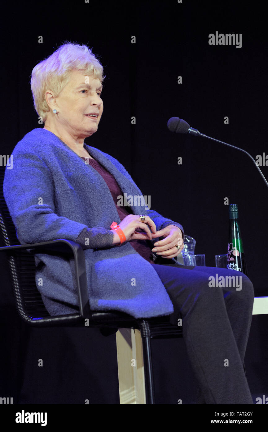 Anglais auteur de thrillers et de Ruth Rendell meurtre psychologique, la Baronne Rendell de Babergh, le Cheltenham Literature Festival, le 12 octobre 2014 Banque D'Images