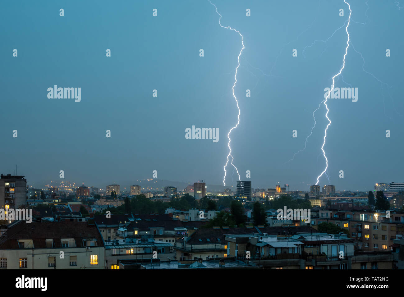 Grève de foudre flash Thunderbolt en ville la nuit. Concept météo. Banque D'Images
