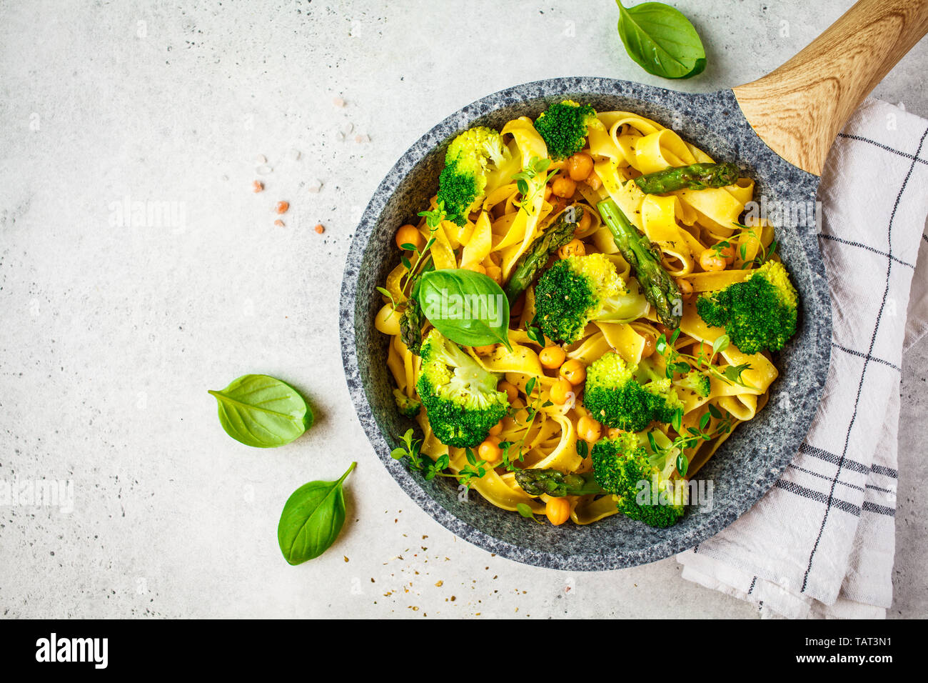 Pâtes végétariennes avec le brocoli, les asperges et les pois chiches dans une casserole. La nourriture végane concept. Banque D'Images