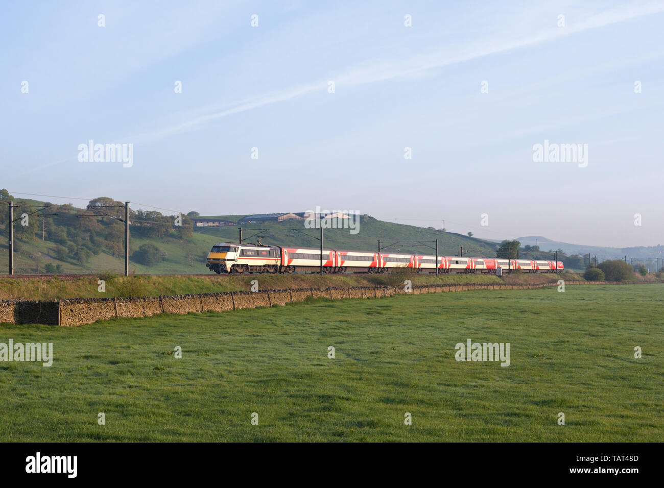 Intercity livery LNER class 91 locomotive électrique près de Skipton avec stock à partir du vide pour le quotidien à Londres train Skipton Banque D'Images