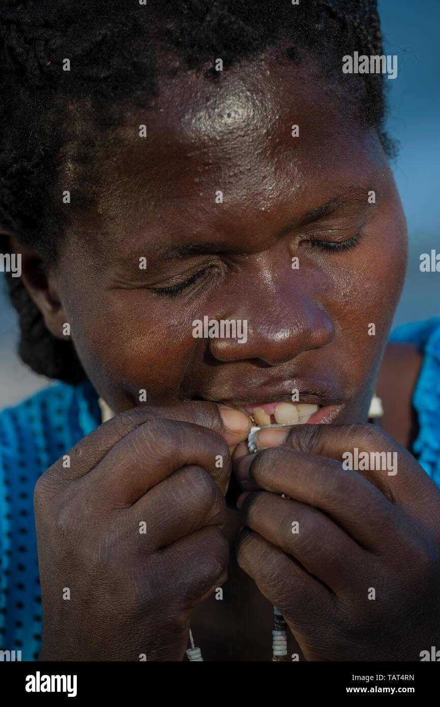 Décisions braclets et utilisation de ses dents comme les plis, Close up Banque D'Images