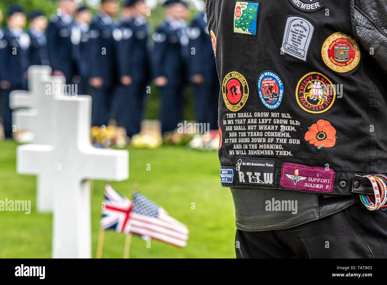 Le Jour commémoratif de l'événement nous souvenir au Cimetière Américain de Cambridge, Cambridgeshire, Royaume-Uni. Veste en cuir Motard avec pour le texte tombé Banque D'Images