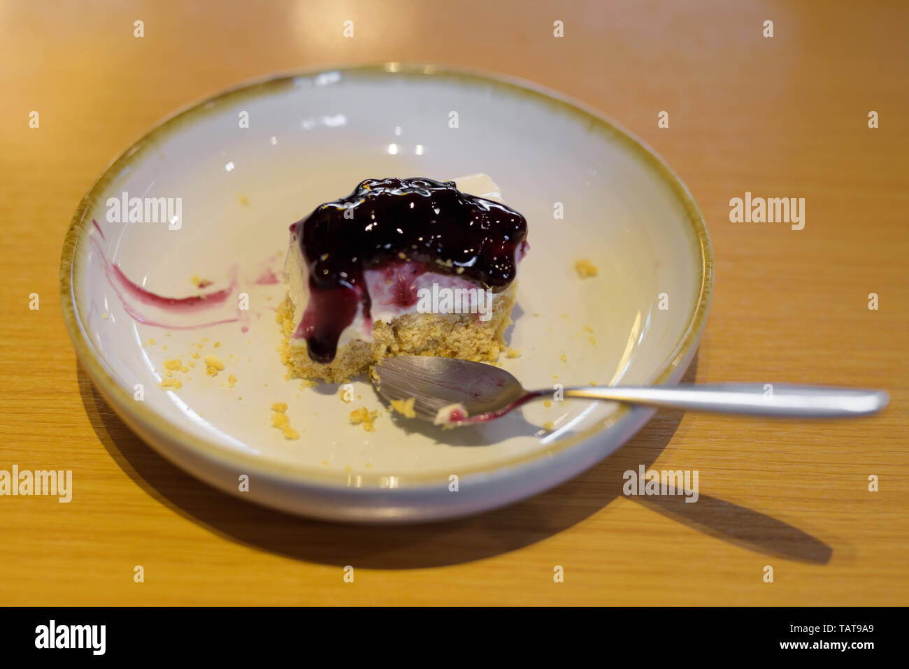 Tranche de fromage Blueberry Pie On Wooden Table Banque D'Images