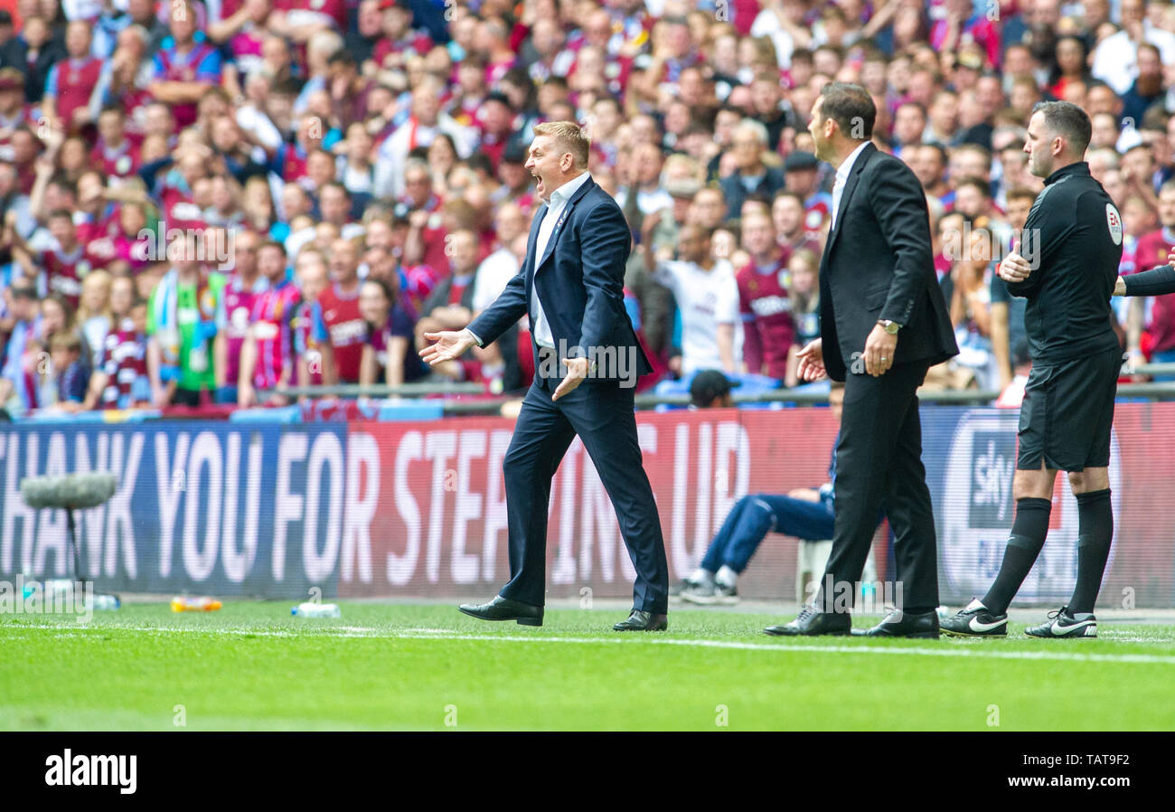 Aston Villa manager Dean Smith est chauffée pendant l'EFL Sky Bet Championship match de finale Play-Off entre Aston Villa et Derby County au stade de Wembley, Londres, 27 mai 2019 Editorial uniquement. Pas de merchandising. Pour des images de football Premier League FA et restrictions s'appliquent inc. aucun internet/mobile l'usage sans licence FAPL - pour plus de détails Football Dataco contact Banque D'Images