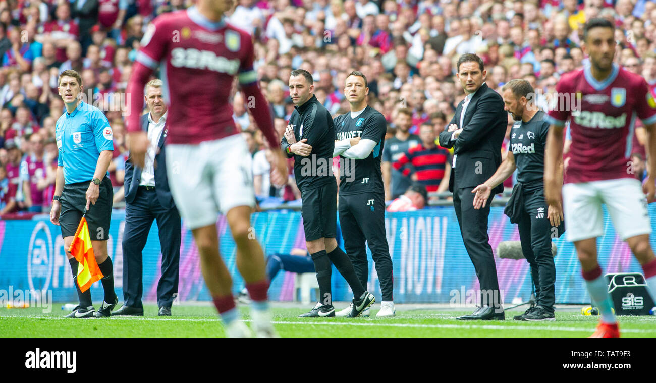 Derby manager Frank Lampard montres avec son ancien coéquipier John Terry derrière lui au cours de l'EFL Sky Bet Championship match de finale Play-Off entre Aston Villa et Derby County au stade de Wembley, Londres, 27 mai 2019 Editorial uniquement. Pas de merchandising. Pour des images de football Premier League FA et restrictions s'appliquent inc. aucun internet/mobile l'usage sans licence FAPL - pour plus de détails Football Dataco contact Banque D'Images