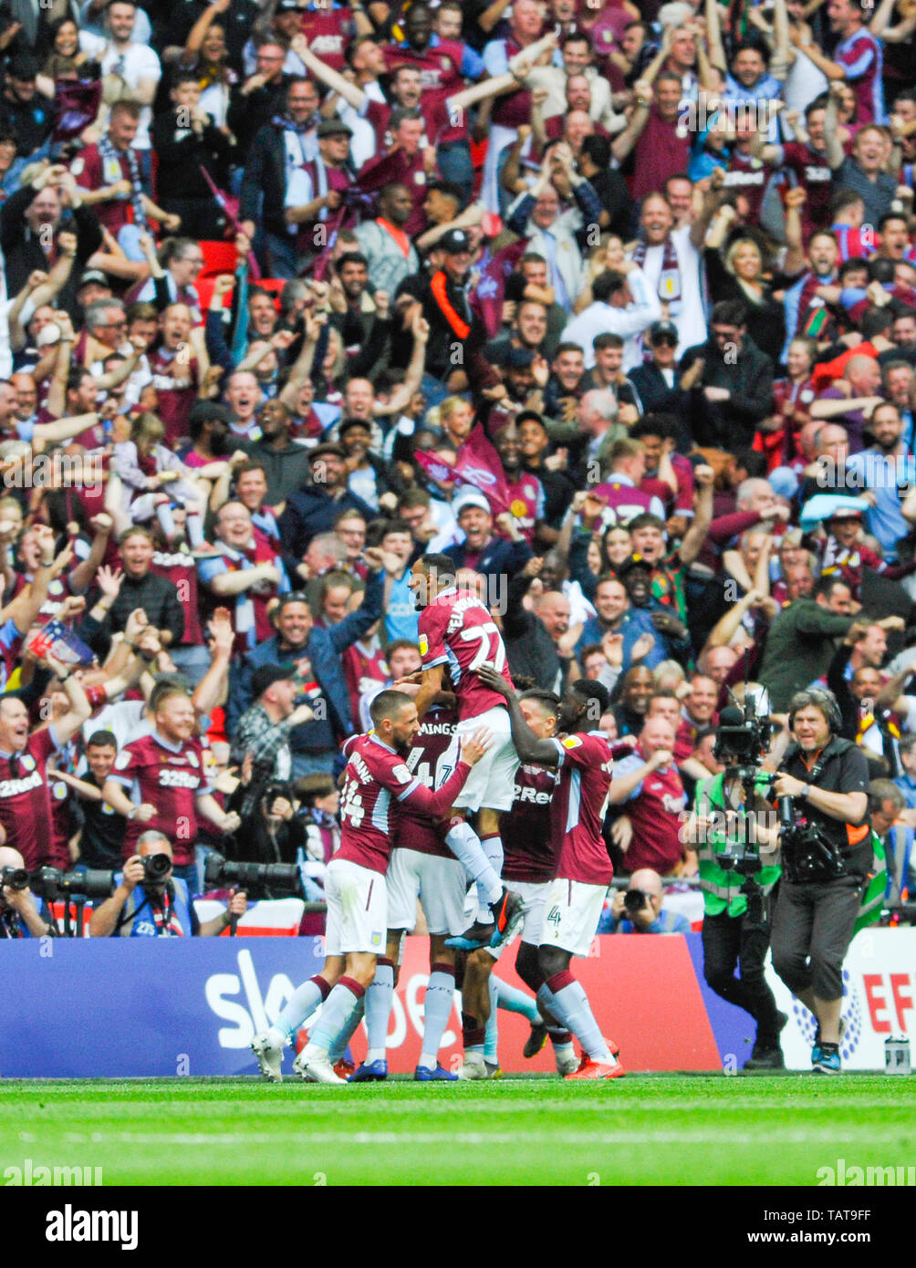 La Villa joueurs célébrer après leur deuxième but durant le championnat de pari Ciel EFL Play-Off finale entre Aston Villa et Derby County au stade de Wembley, Londres, 27 mai 2019 Editorial uniquement. Pas de merchandising. Pour des images de football Premier League FA et restrictions s'appliquent inc. aucun internet/mobile l'usage sans licence FAPL - pour plus de détails Football Dataco contact Banque D'Images