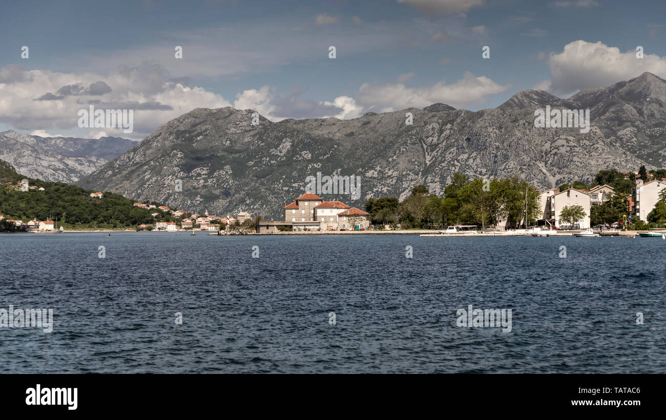 Monténégro - Vue panoramique sur les villages côtiers et de Dobrota Prčanj dans la baie de Kotor Banque D'Images