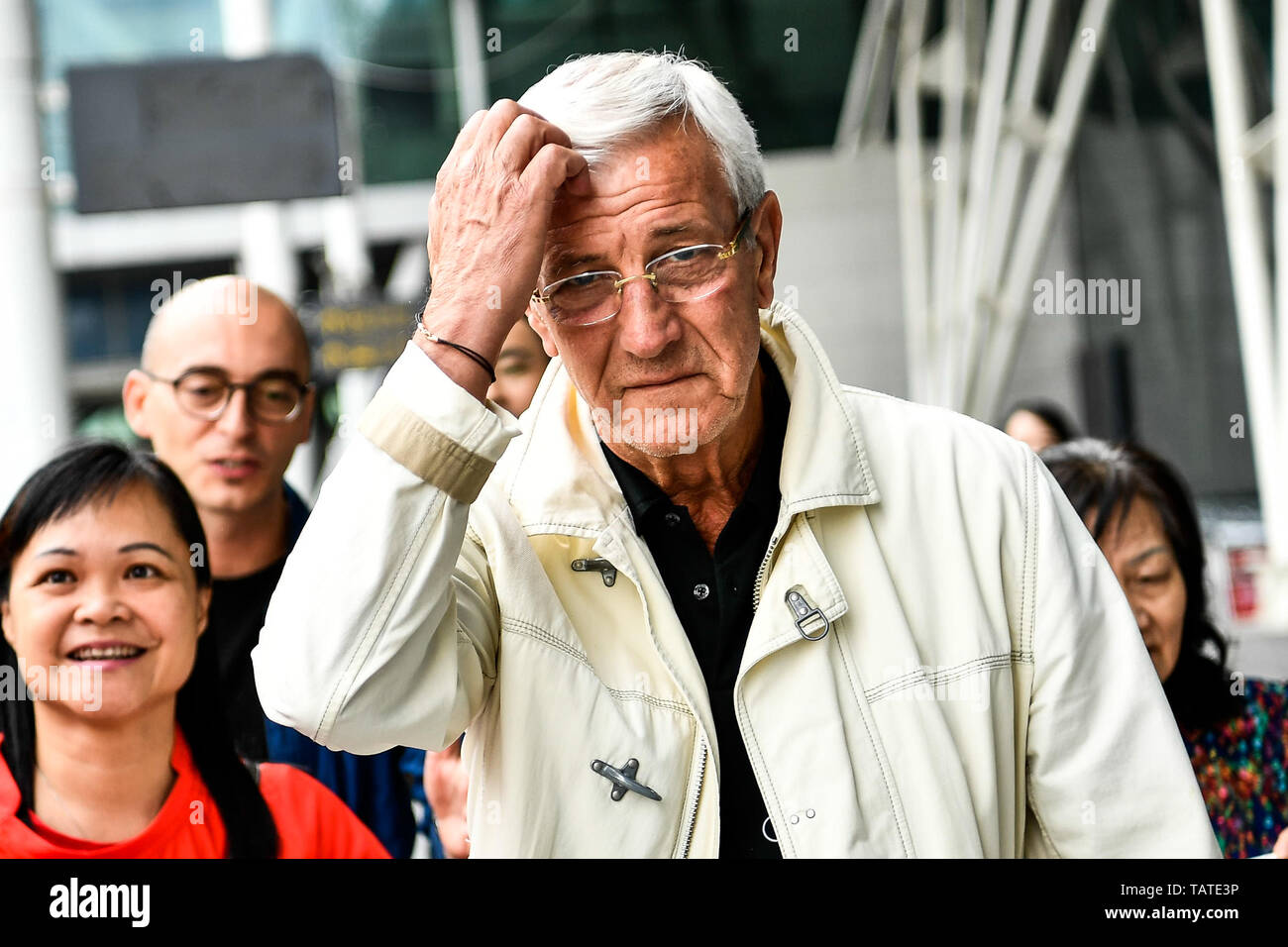 Marcello Lippi, l'entraîneur-chef, Centre national chinois de l'équipe de football masculin arrive à l'Aéroport International de Guangzhou Baiyun dans la ville de Guangzhou, province du Guangdong en Chine du Sud, 28 mai 2019. L'Italie Marcello Lippi a été nommé entraîneur-chef de l'équipe nationale chinoise, les Chinois Football Association (CFA). La Coupe du Monde-entraîneure gagnante commencera son deuxième relais avec Dragon l'équipe en juin avant la Coupe du Monde 2022 éliminatoires asiatiques qui commencent en septembre de cette année. Banque D'Images