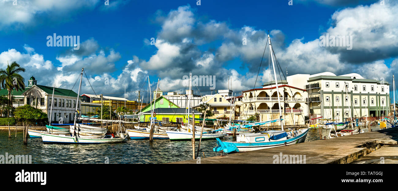 Maisons et bateaux disponibles à Haulover Creek à Belize City Banque D'Images