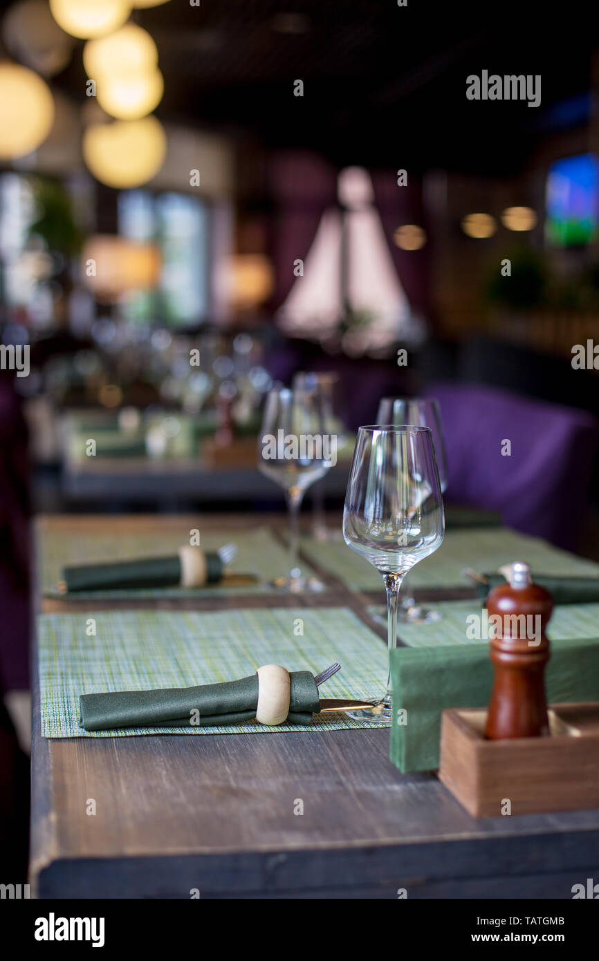 Set de table sombre avec du verre et de la table de célébration Banque D'Images Set de table sombre avec du verre et de la table de célébration Banque D'Images