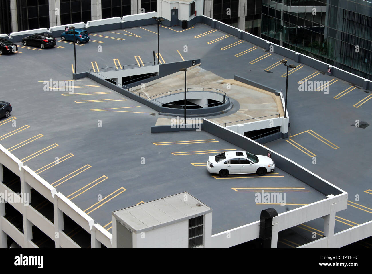 Le toit d'un parking couvert avec un peu de voitures au centre-ville (la boucle) Chicago, Illinois, États-Unis Banque D'Images