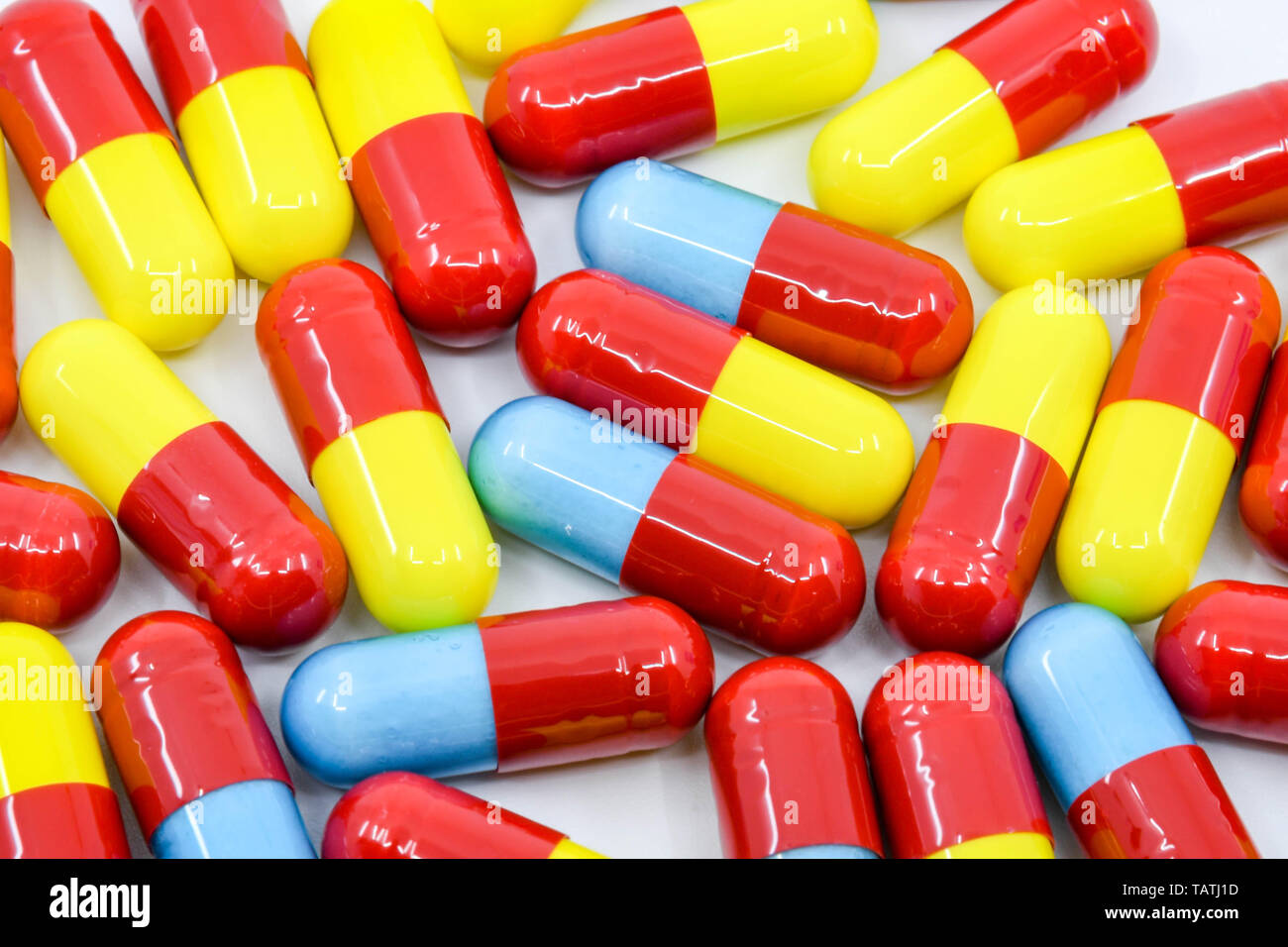 CARDIFF, WALES - Mai 2019 : capsules colorées de médicament contre le rhume et la grippe Banque D'Images