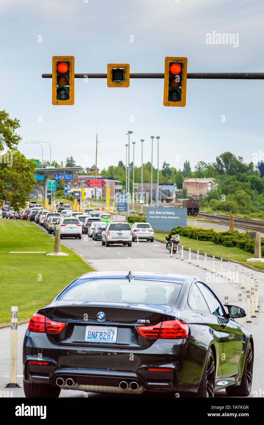 26 mai 2019 - Surrey, BC : le feu rouge au-dessus de voies et d'attente sur la voiture à l'approche sud USA frontière au parc Peace Arch. Banque D'Images