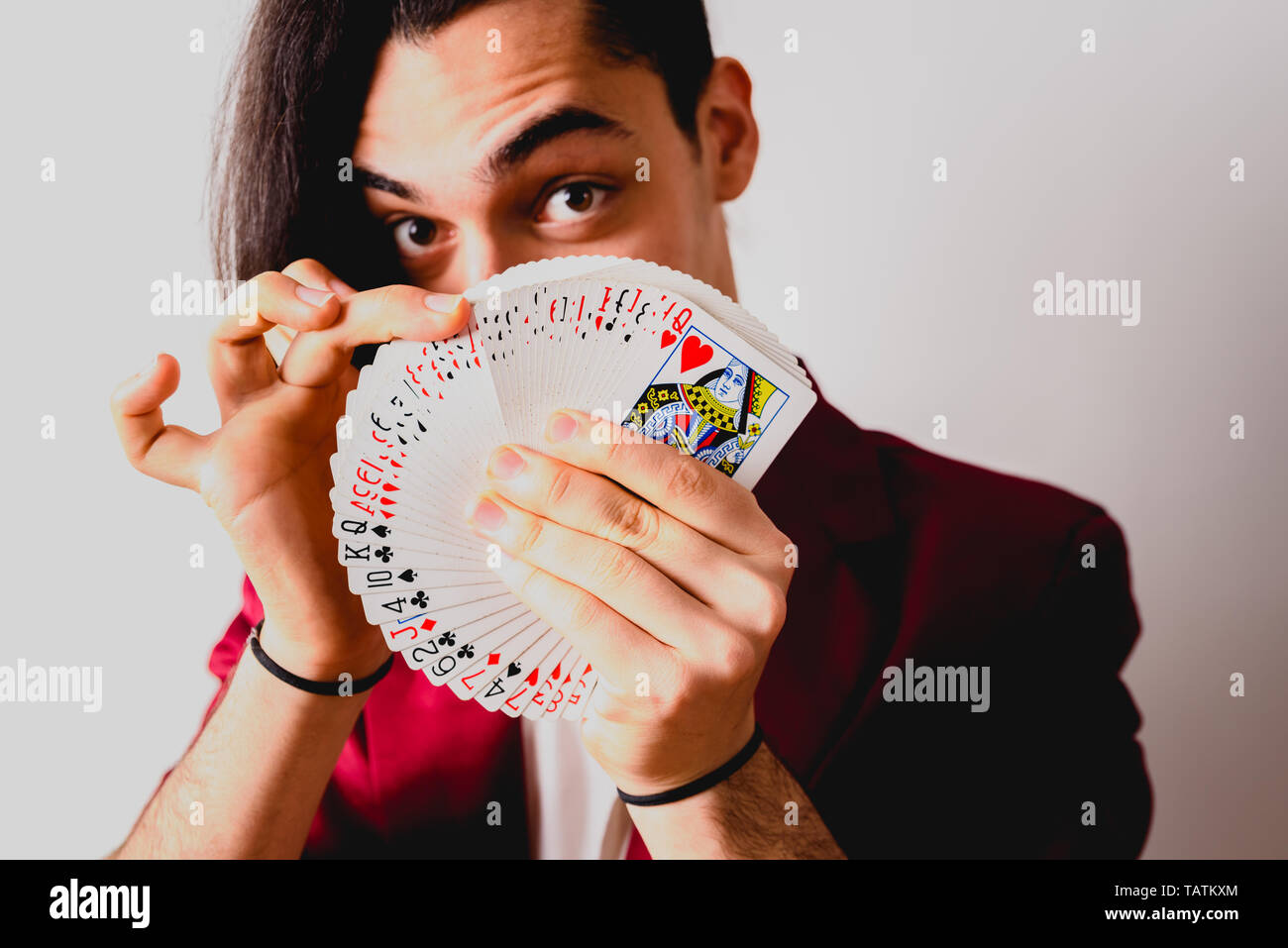 Magicien faisant des tours avec un jeu de cartes. Banque D'Images