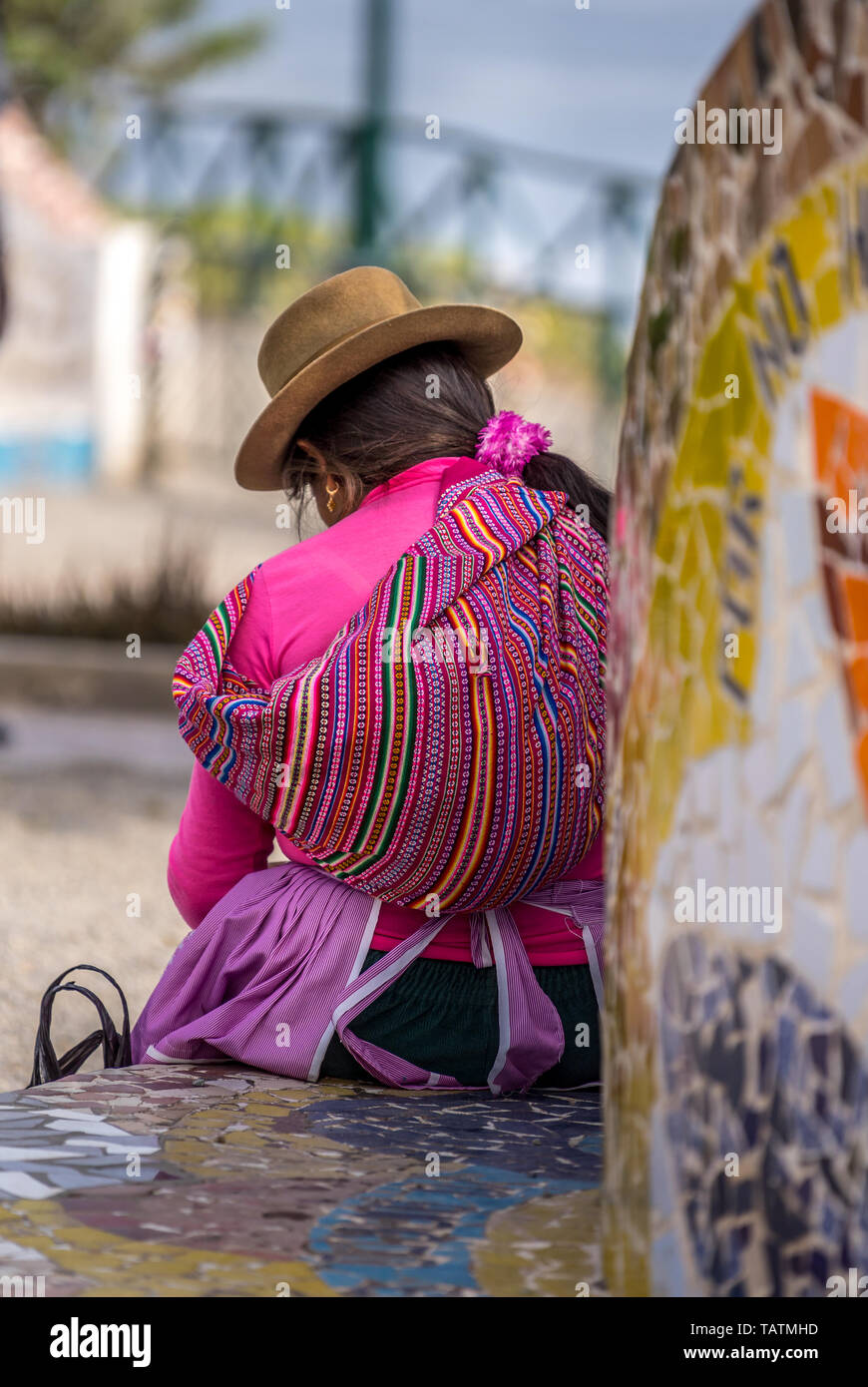 Une femme péruvienne en vêtements autochtones à Lima, Pérou Photo Stock -  Alamy