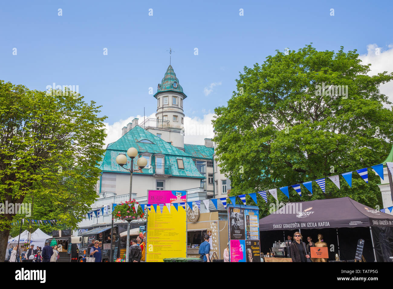 Ville Jurmala, République de Lettonie. Urban street view avec les touristes et l'alimentation de rue. La marche des peuples dans la rue Jomas. Photos de voyage. 2019. 25. Peut Banque D'Images