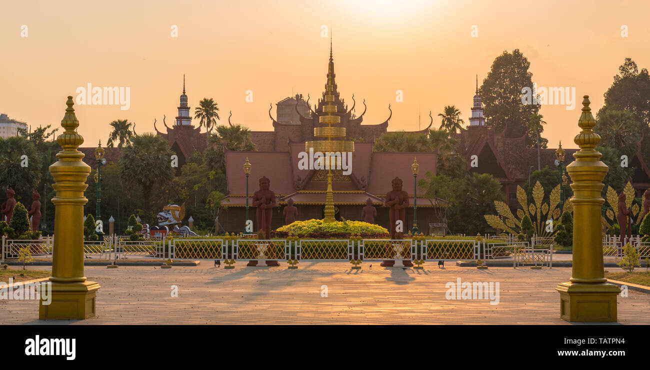 Phnom Penh, Cambodge - 4 Février, 2019 : Musée national de Cambodge au coucher du soleil. C'est l'une des principales attractions touristiques de la ville. Banque D'Images