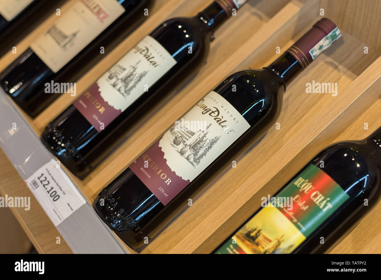 Da nang, Vietnam - 14 mars 2019 : Vang Dalat, supérieur vin rouge de Ladora Winery, sur une étagère d'Vinmart centre commercial, avec une étiquette de prix. Banque D'Images