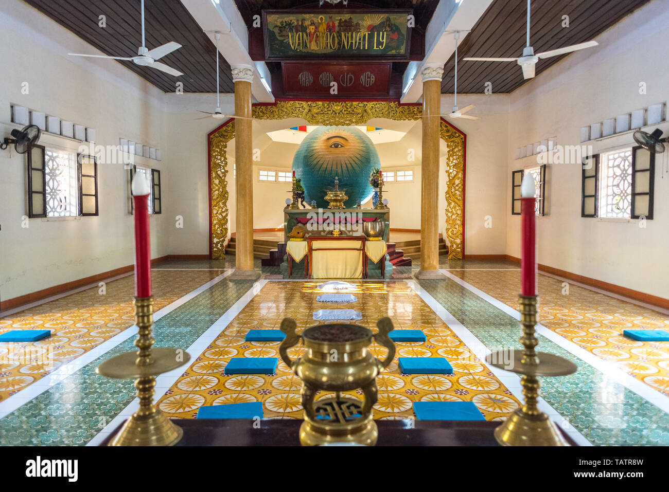 Da nang, Vietnam - 25 mars 2019 : un intérieur de Buu Trung Hung Cao Dai Toa, un Caodaist temple, avec la sphère de l'Œil gauche de Dieu dans le centre. Banque D'Images