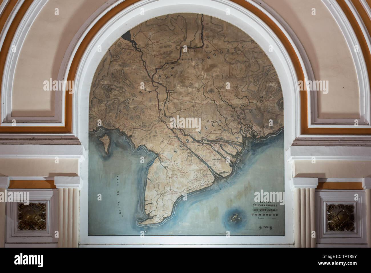 Ho Chi Minh Ville, Vietnam - 8 Avril 2019 : une carte du Sud Vietnam et Cambodge en Français sur le mur de la Poste Centrale de Saigon (1886-1891). Banque D'Images