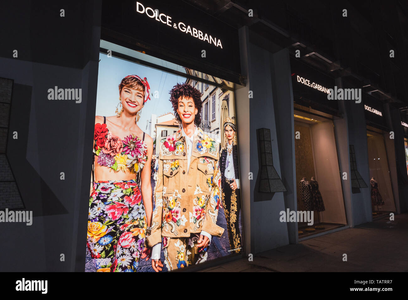 Ho Chi Minh Ville, Vietnam - le 23 avril 2019 : Dolce & Gabbana shop du revêtement extérieur de nuit, vitres avant avec des vêtements et une affiche montrant les femmes modèles. Banque D'Images