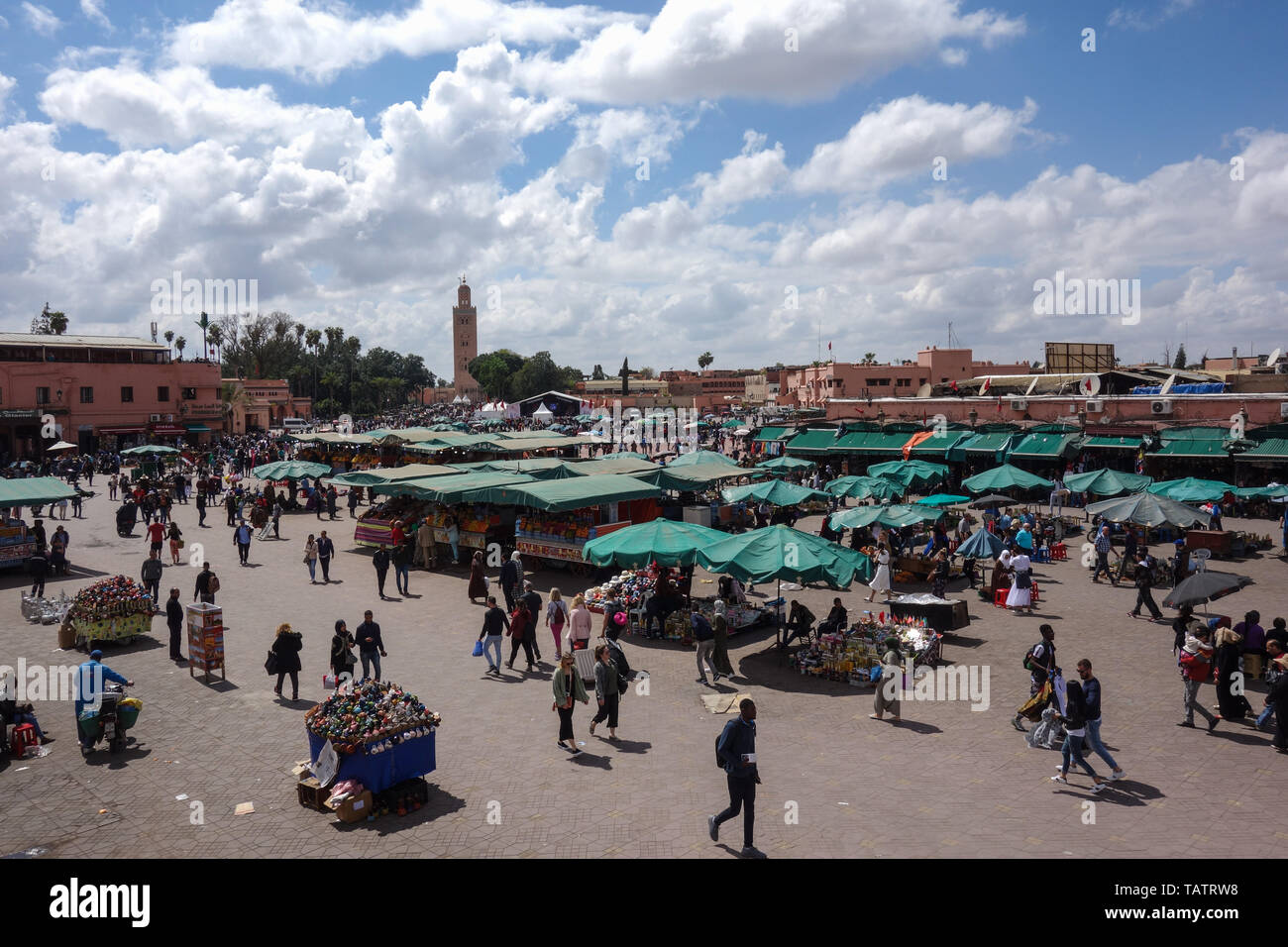 Marrakech, Maroc - 31 mars 2019 : (également Jamaa el Fna Jemaa el-Fna, place Djema el-Fna ou Place Djemaa el-Fna) pendant la journée Banque D'Images