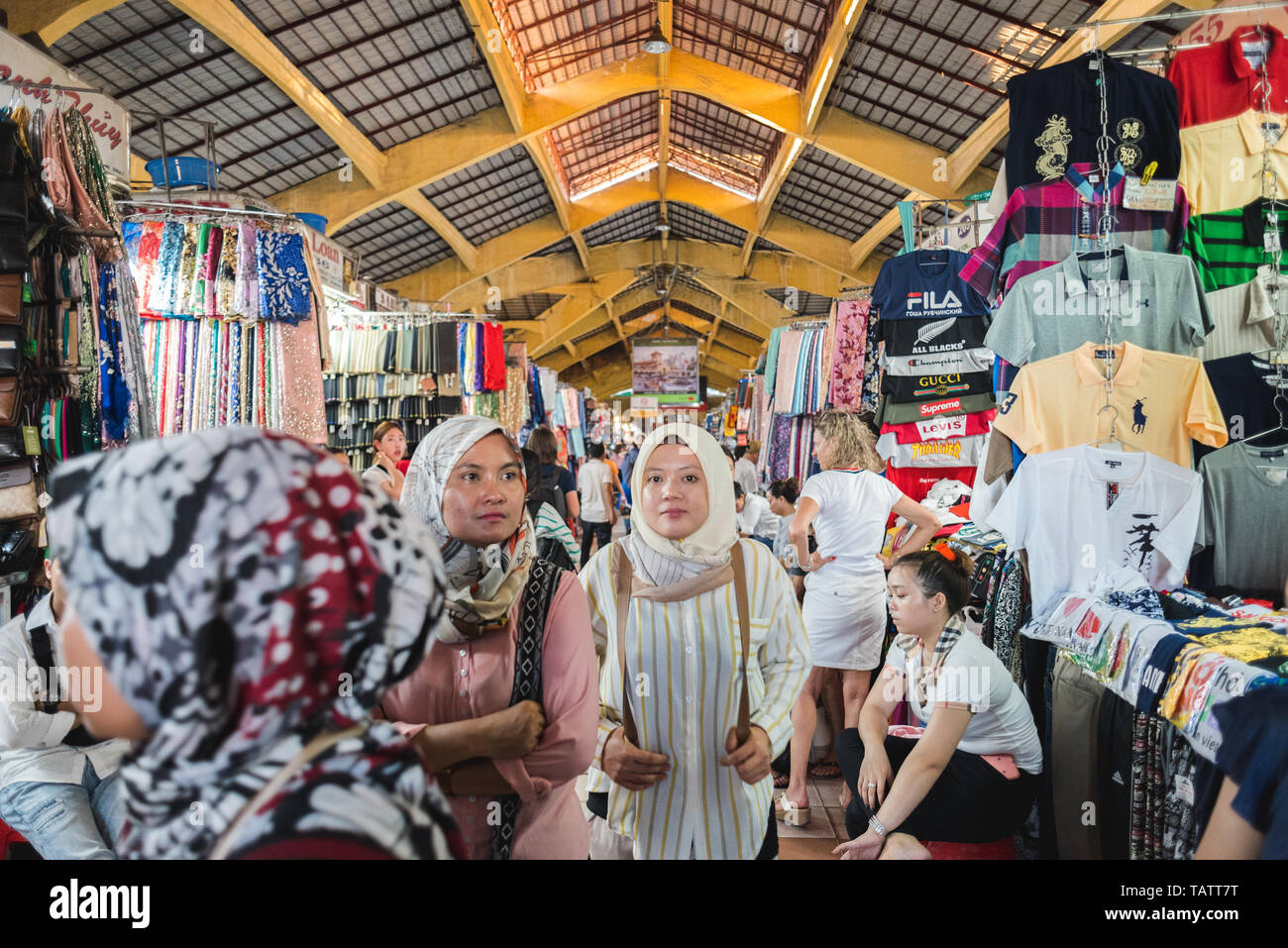 Ho Chi Minh Ville, Vietnam - 8 Avril 2019 : les jeunes femmes en hijab à pied dans le marché Ben Thanh. Banque D'Images